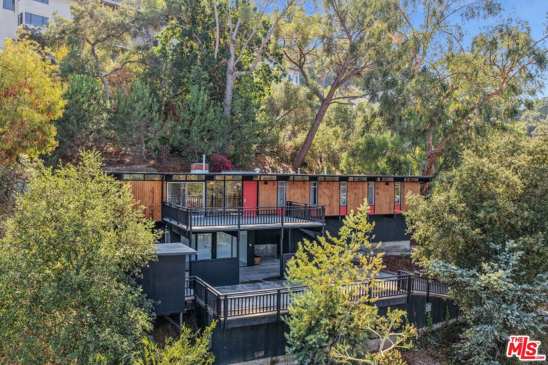 1404 Oak Grove Dr in Los Angeles, CA - Building Photo