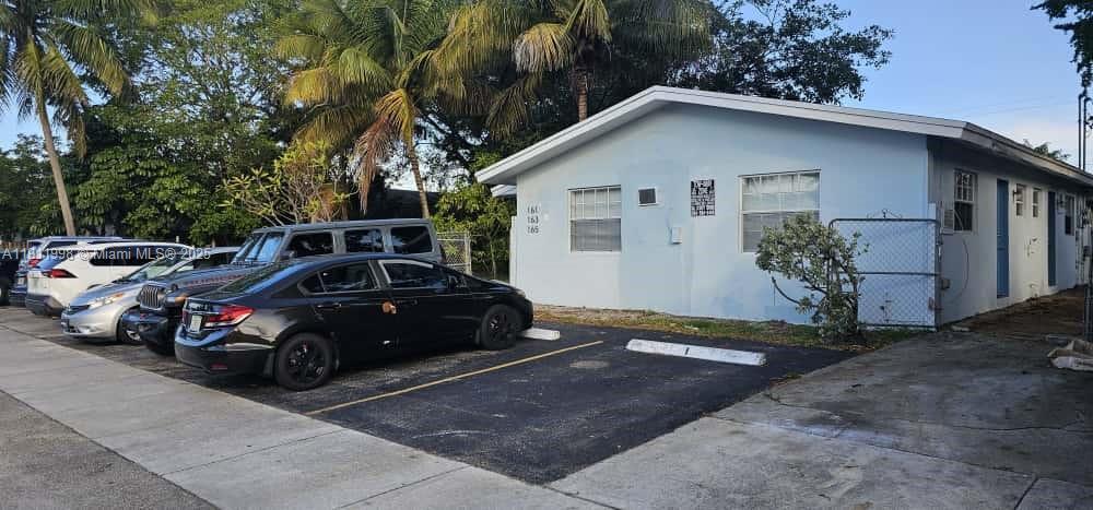 161 NW 40th St in Oakland Park, FL - Building Photo