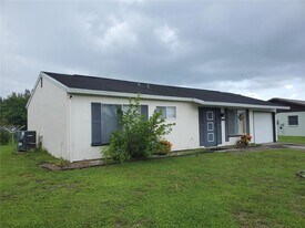 8575 Alam Ave in North Port, FL - Building Photo