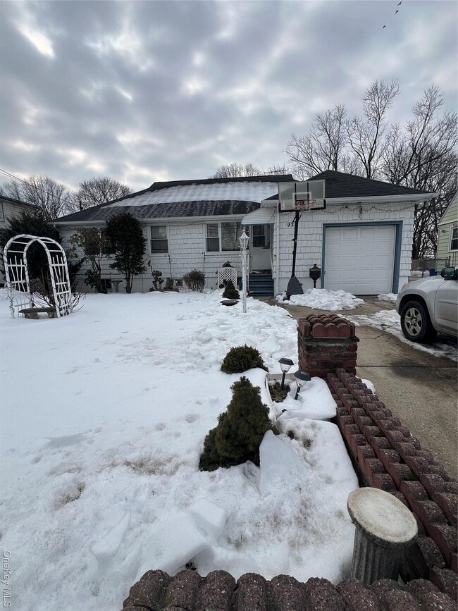 92 Fir St in Valley Stream, NY - Building Photo - Building Photo