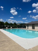 The Oaks Apartments in Dunbar, WV - Building Photo - Building Photo