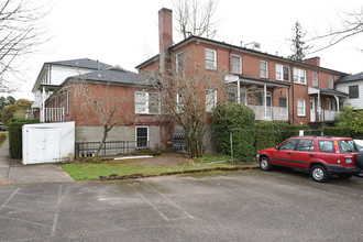 Broadmoor Manor Apartments in Portland, OR - Building Photo - Building Photo