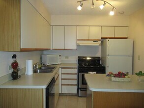 9 Cedar Ct, Unit 1D in Vernon Hills, IL - Foto de edificio - Building Photo