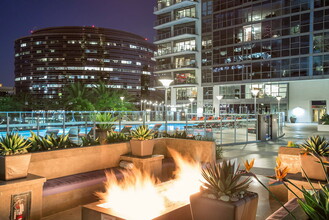 Essex Skyline at MacArthur Place in Santa Ana, CA - Foto de edificio - Building Photo