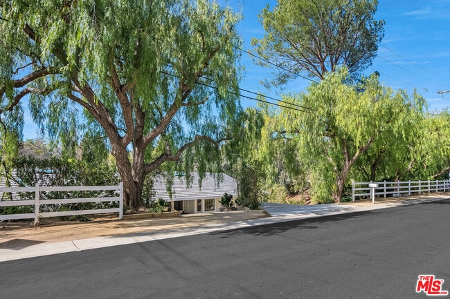 25010 Jim Bridger Rd in Hidden Hills, CA - Building Photo - Building Photo