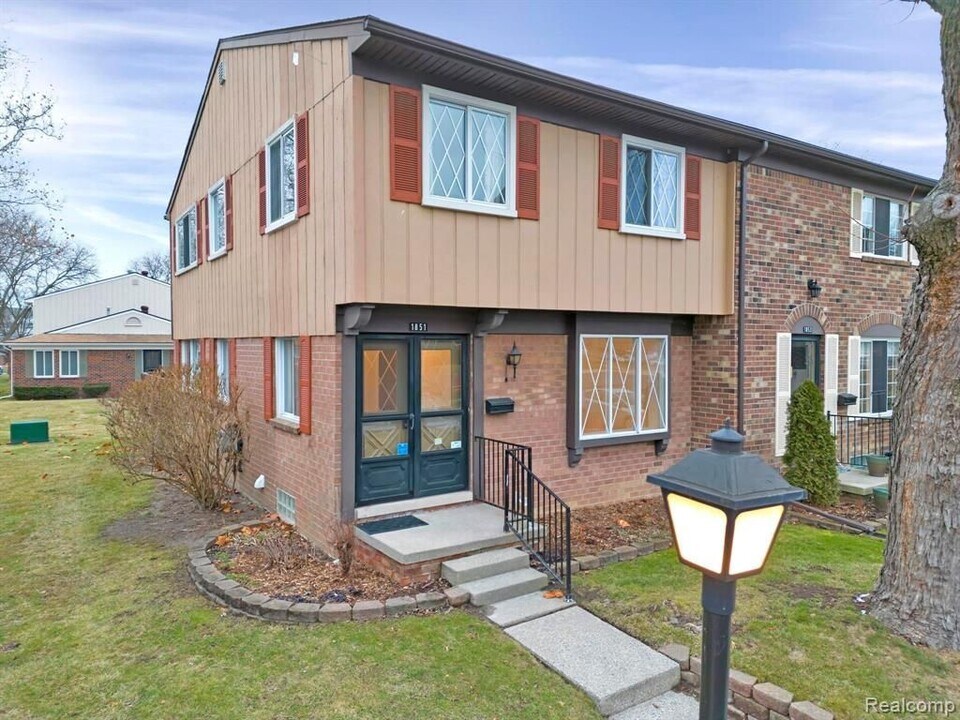 1851 Shire Ct in Royal Oak, MI - Building Photo