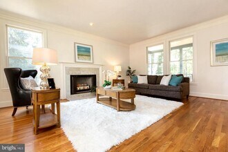6413 Wilson Ln in Bethesda, MD - Foto de edificio - Building Photo