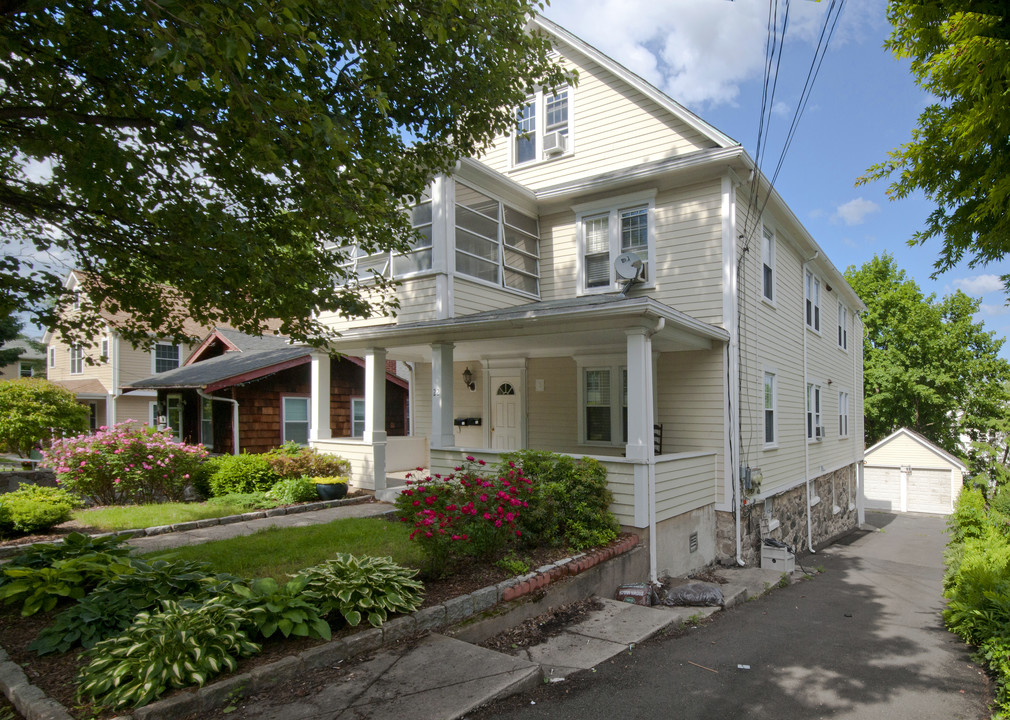 22 Hinckley Ave in Stamford, CT - Building Photo