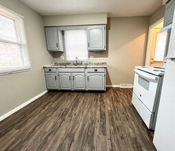 1467 Valley View Dr in Coralville, IA - Building Photo - Building Photo