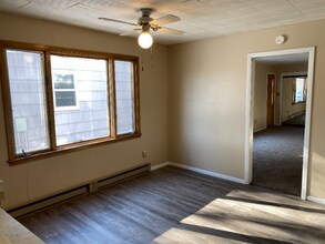 217 Central Ave S, Unit 4 in Valley City, ND - Foto de edificio - Building Photo