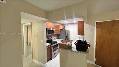 10377 N Kendall Dr in Miami, FL - Foto de edificio - Building Photo