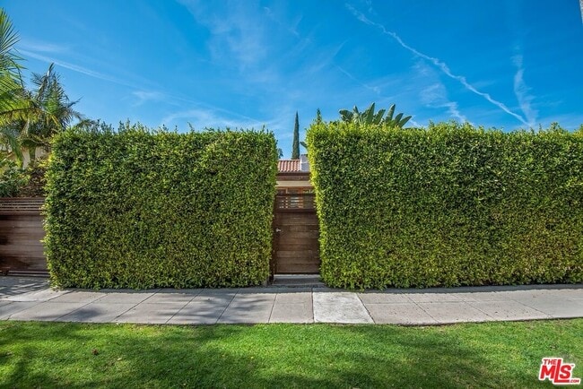 411 Kings Rd in Los Angeles, CA - Building Photo - Building Photo