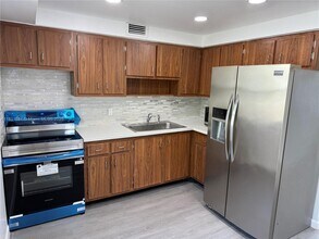 23 SE 12th St in Dania Beach, FL - Building Photo - Building Photo