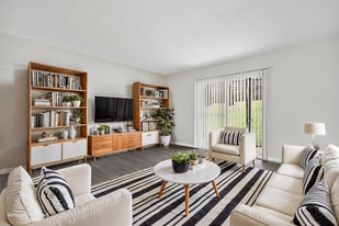 Country Hills in Frankfort, KY - Building Photo