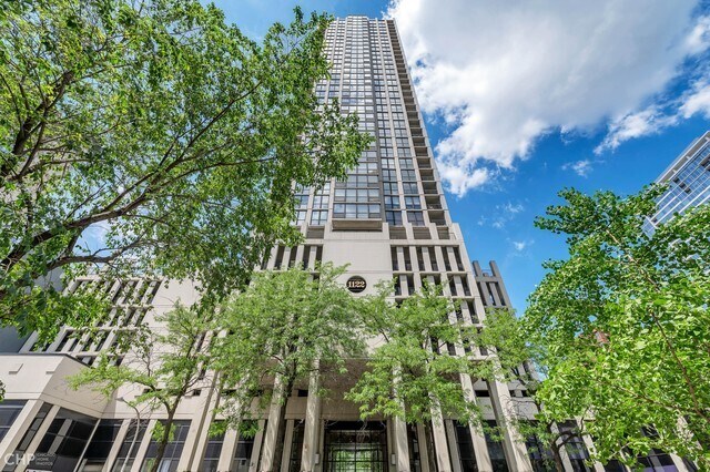 property at 1122 N Clark St