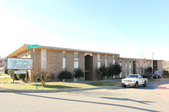 Pinnacle Rock Apartments in Little Rock, AR - Building Photo - Building Photo