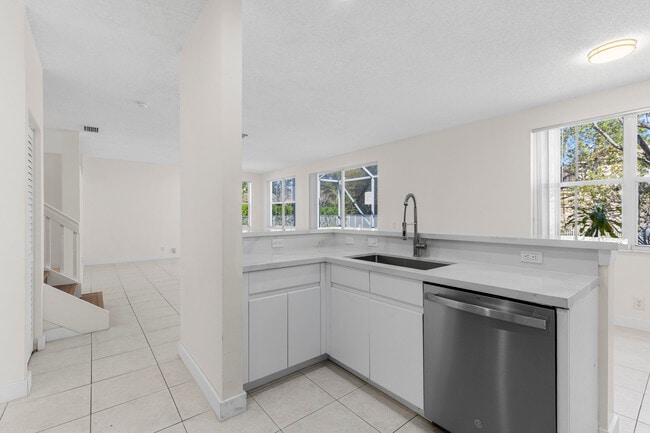 872 Tanglewood Cir in Weston, FL - Building Photo - Building Photo
