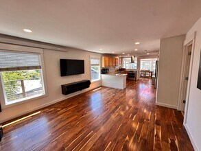 5301 SW Shore Pl in Seattle, WA - Building Photo - Building Photo