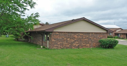 Oak Grove Apartments in Horicon, WI - Building Photo - Building Photo