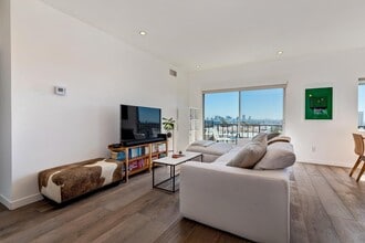 1115 S Elm Dr, Unit PH12 in Los Angeles, CA - Building Photo - Building Photo