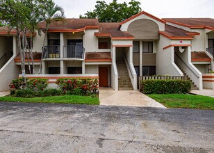 5590 Courtyard Dr in Margate, FL - Building Photo - Building Photo