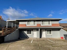 1805 NE Hillaire Ct, Unit A in Hillsboro, OR - Building Photo