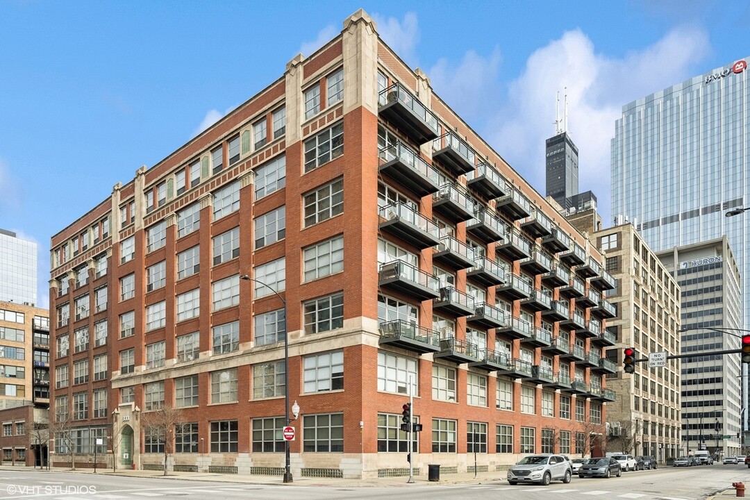 333 S Desplaines St in Chicago, IL - Building Photo