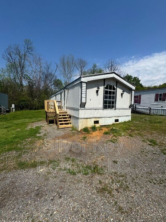 1019 S Jackson St in Athens, TN - Foto de edificio