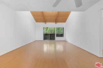 18350 Hatteras St in Los Angeles, CA - Building Photo - Building Photo