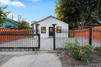 2031 S Trinity St in San Antonio, TX - Building Photo - Building Photo
