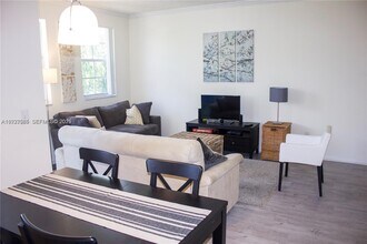 3145 NE 184th St in North Miami Beach, FL - Foto de edificio - Building Photo