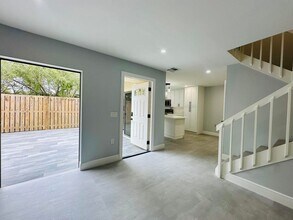 403 4th Ln in Palm Beach Gardens, FL - Building Photo - Building Photo