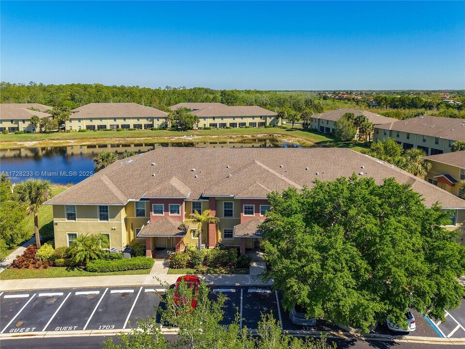 9101 Gervais Cir in Naples, FL - Building Photo