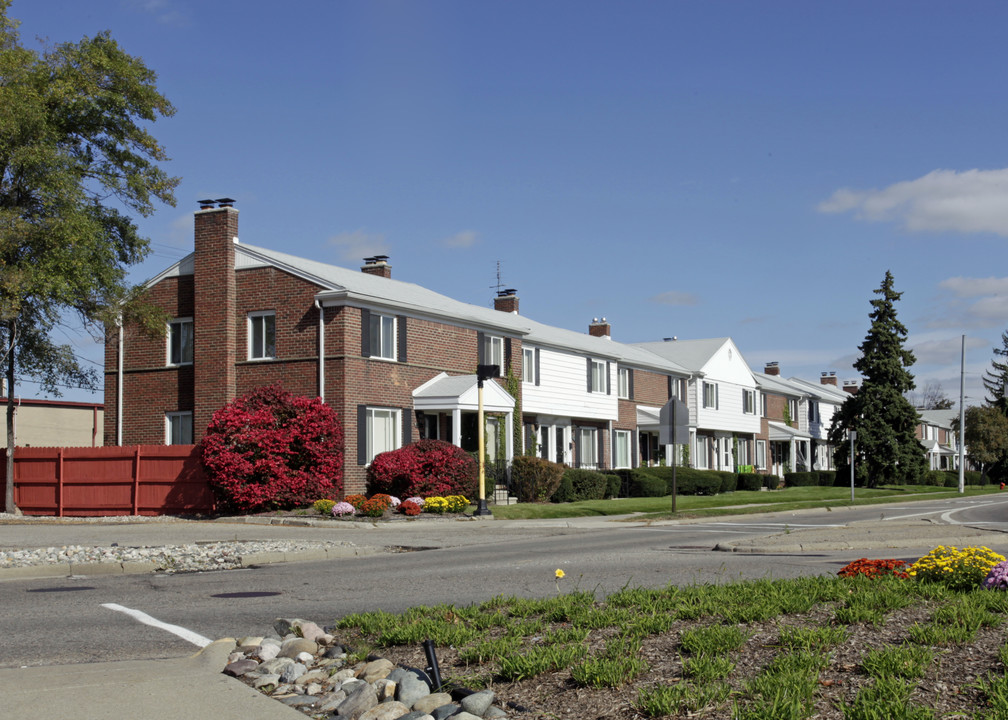 3301-3355 Coolidge Hwy in Royal Oak, MI - Building Photo