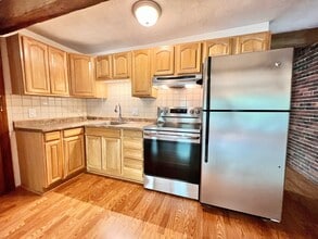 100 Commercial St, Unit 4 in Boston, MA - Foto de edificio - Building Photo