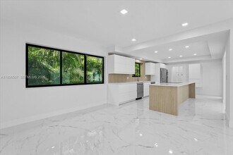 112 E 1st Ct in Miami Beach, FL - Building Photo - Building Photo