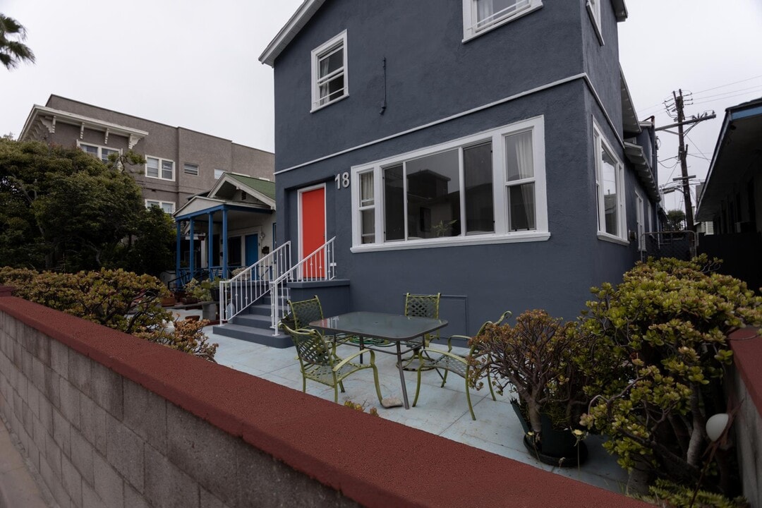 18 Breeze Ave, Unit 4 in Venice, CA - Building Photo