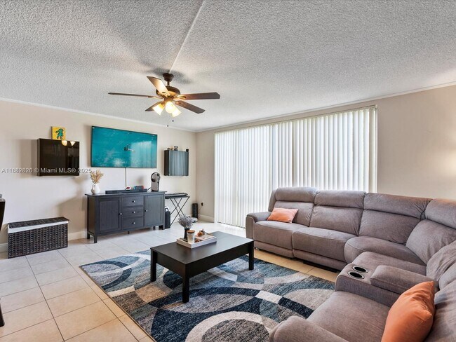 8401 W Sample Rd in Coral Springs, FL - Building Photo - Building Photo