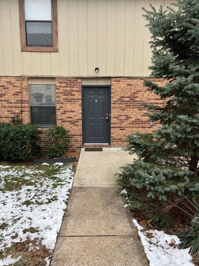 property at 2512 Elmwood Pkwy