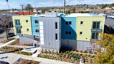 1704 Hornblend St in San Diego, CA - Foto de edificio - Building Photo