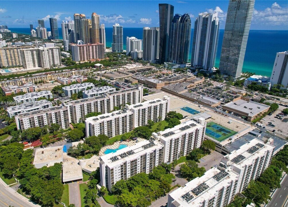 16909 N Bay Rd in Sunny Isles Beach, FL - Building Photo