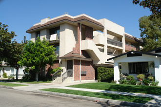 208 N Cedar St in Glendale, CA - Building Photo - Building Photo