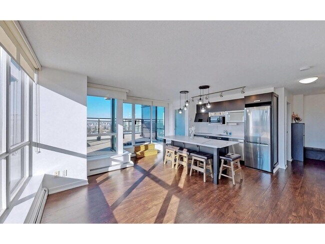 10777 University Dr in Surrey, BC - Building Photo - Building Photo