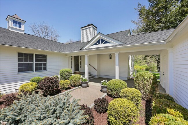 5 Southbrook Rd in Bedford, NY - Building Photo - Building Photo