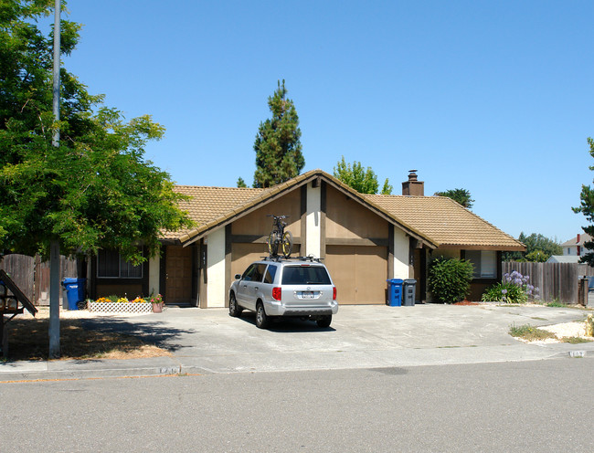 141 Bond Ave in Petaluma, CA - Foto de edificio - Building Photo