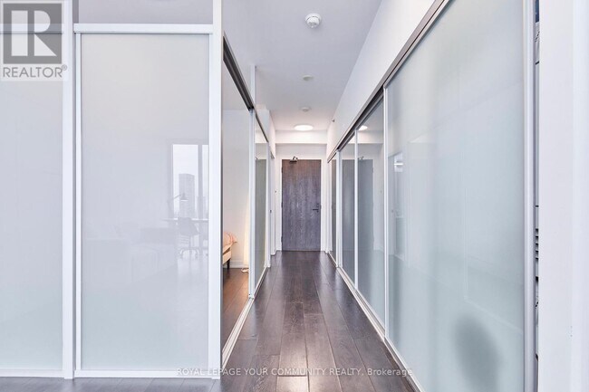 426-4426 University Ave in Toronto, ON - Building Photo - Building Photo
