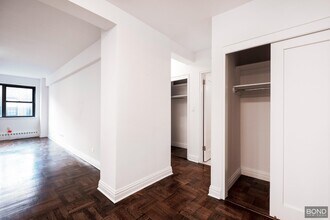 219 E 69th St in New York, NY - Foto de edificio - Building Photo