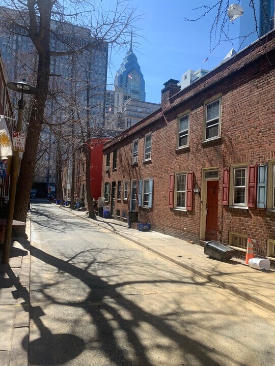 131 N Mole St in Philadelphia, PA - Building Photo