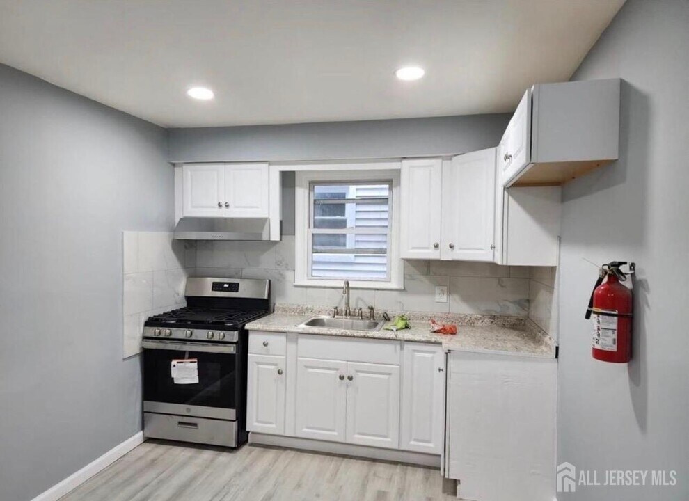 723 Parker St in Perth Amboy, NJ - Building Photo