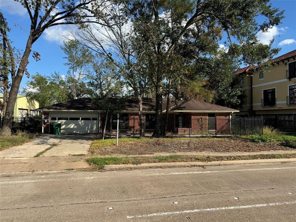 1310 Antoine Dr in Houston, TX - Foto de edificio